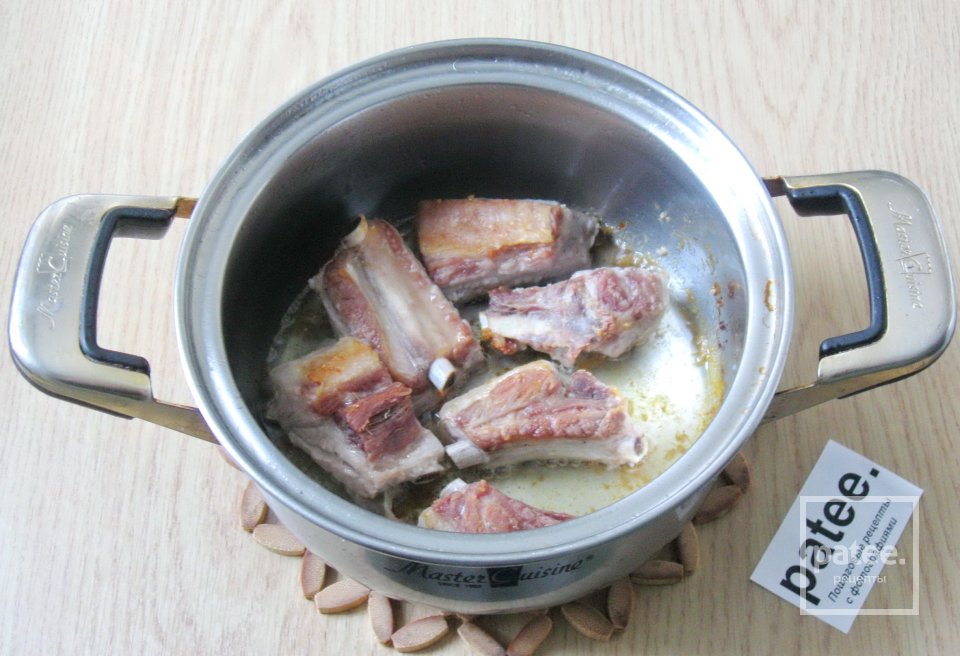 Свиные ребрышки с картофелем и грибами - Шаг 4