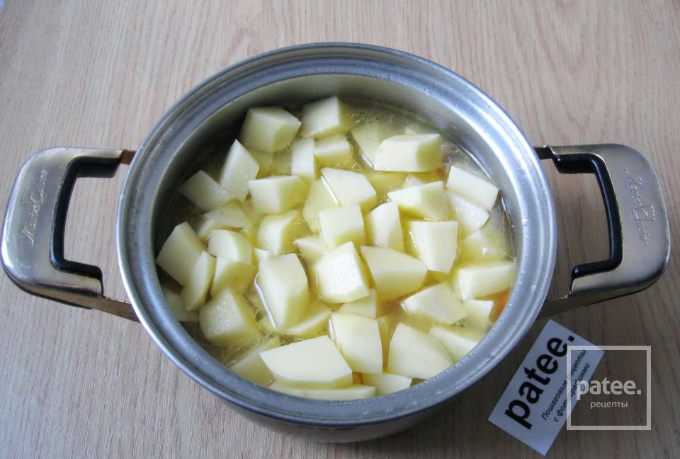 Свиные ребрышки с картофелем и грибами - Шаг 12