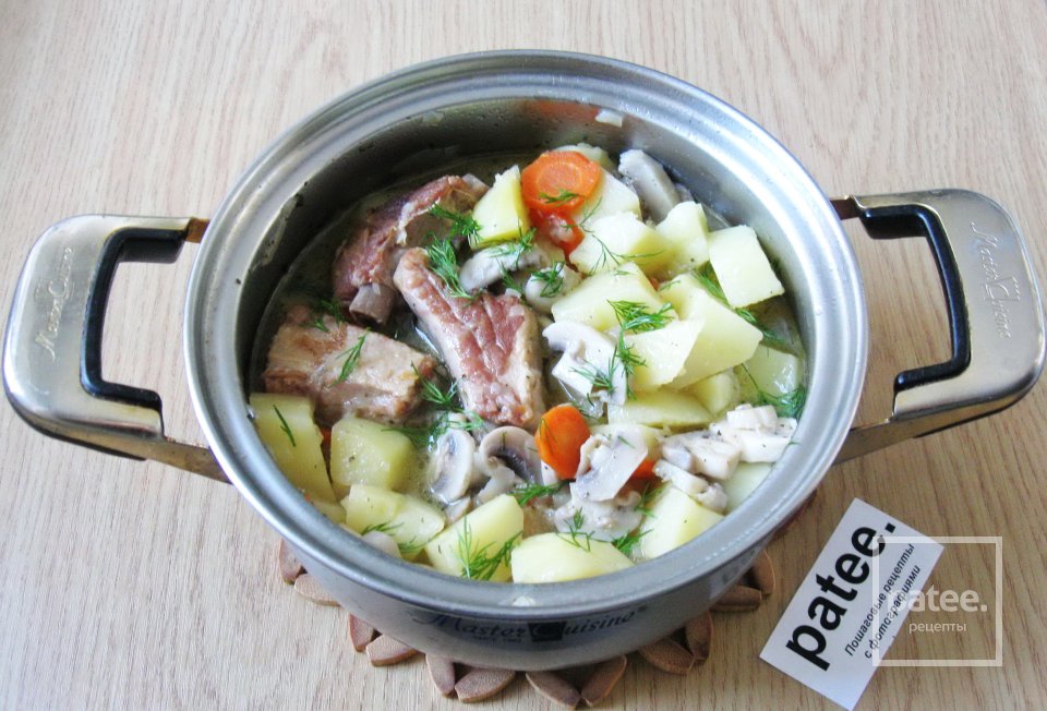 Свиные ребрышки с картофелем и грибами - Шаг 14