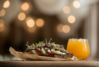 Бутерброд с курицей конфи