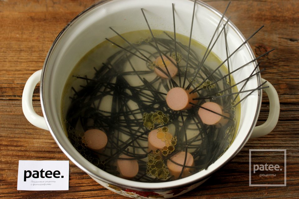 Сосиски со спагетти Осьминожки на Хэллоуин - Шаг 8