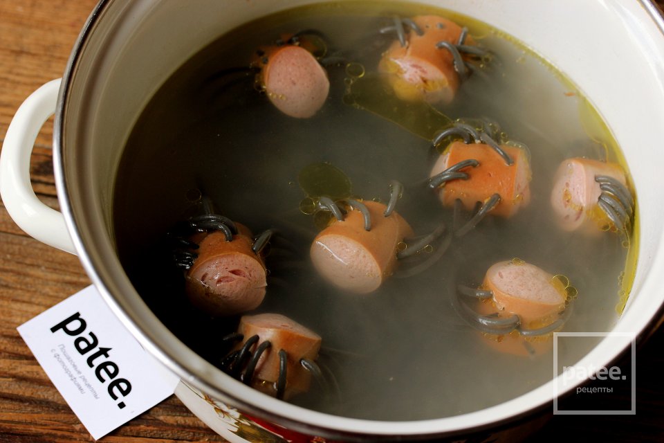 Сосиски со спагетти Осьминожки на Хэллоуин - Шаг 9