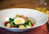Салат Нисуаз с соусом из анчоусов