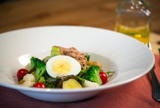 Салат Нисуаз с соусом из анчоусов