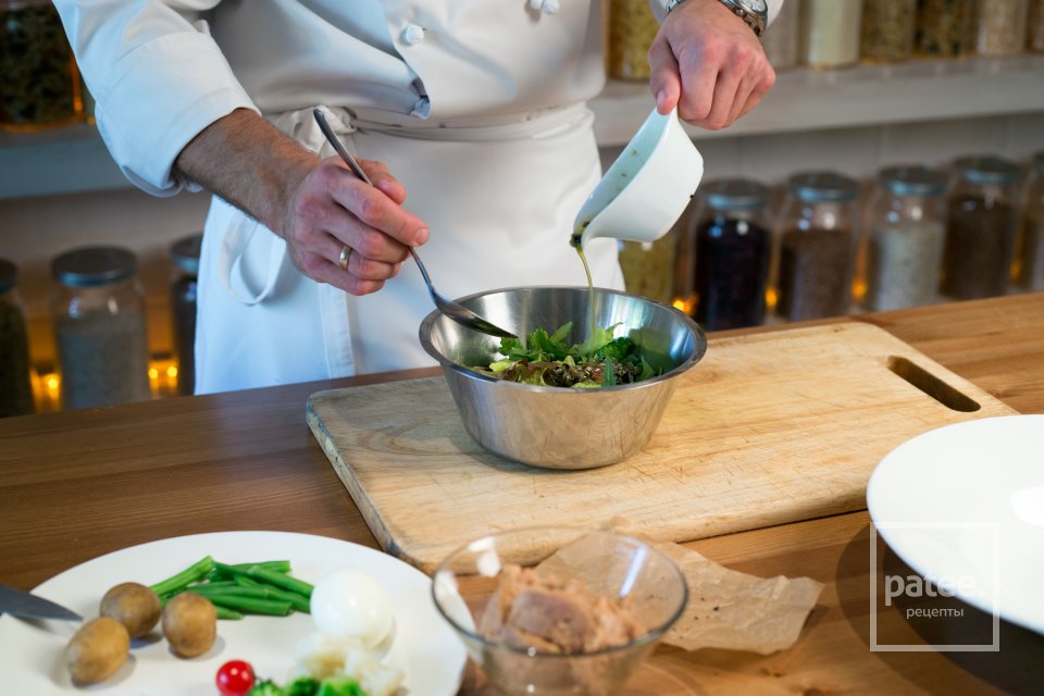 Салат Нисуаз с соусом из анчоусов - Шаг 14