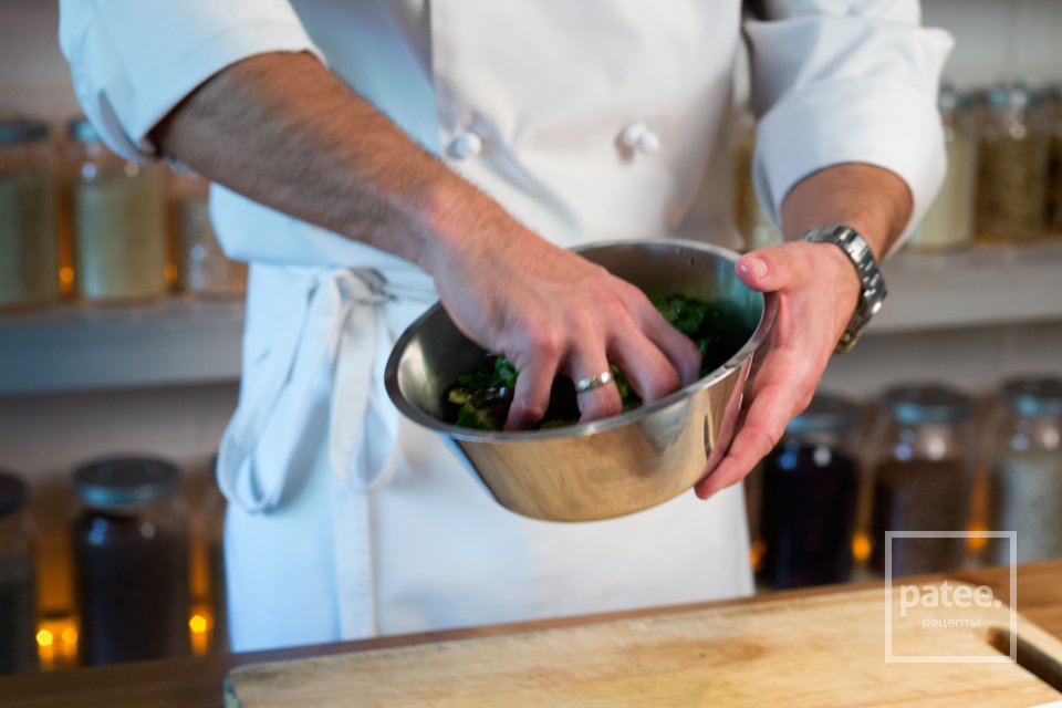 Салат Нисуаз с соусом из анчоусов - Шаг 16