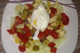 Салат с тунцом и яйцом пашот