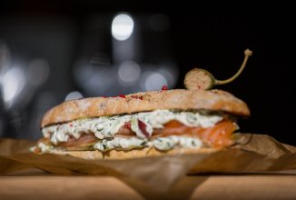 Бутерброд с лососем и огуречным соусом