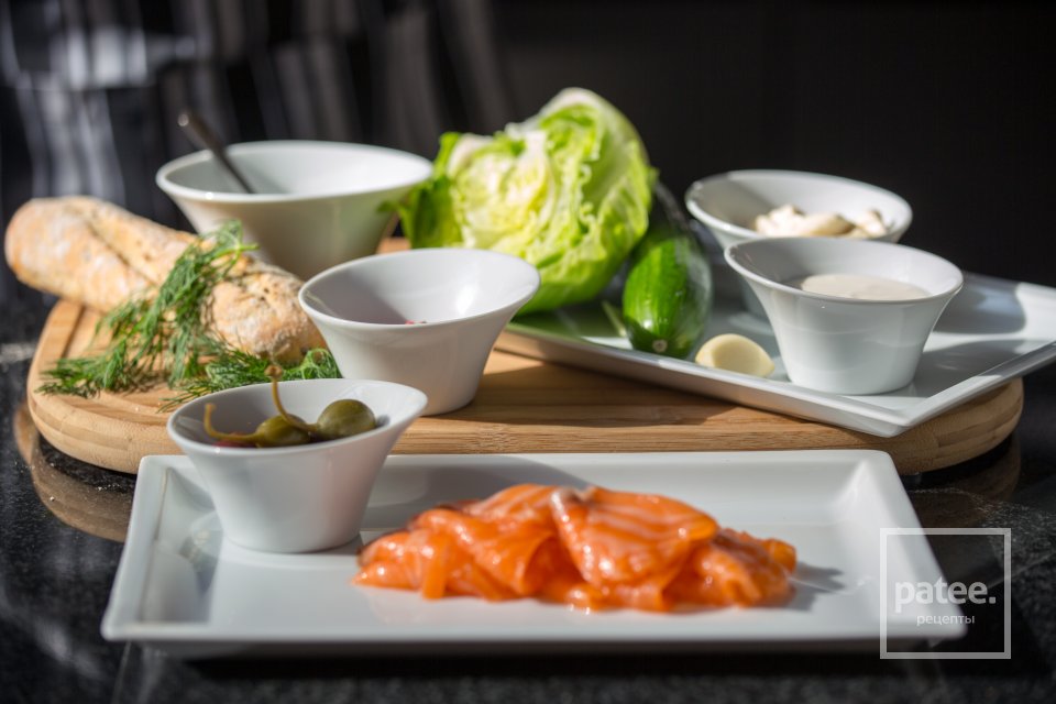 Бутерброд с лососем и огуречным соусом - Шаг 1