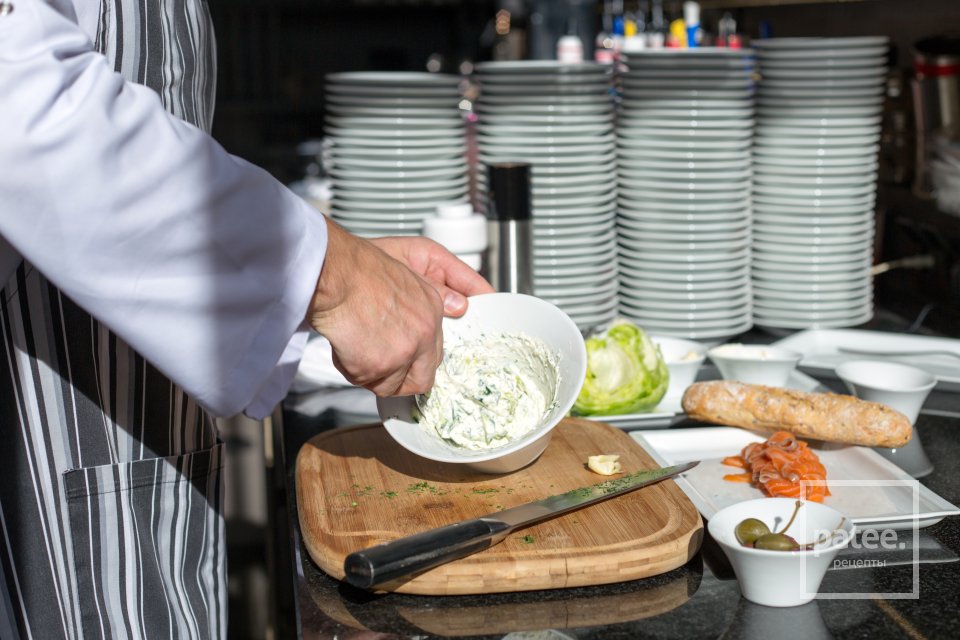 Бутерброд с лососем и огуречным соусом - Шаг 8