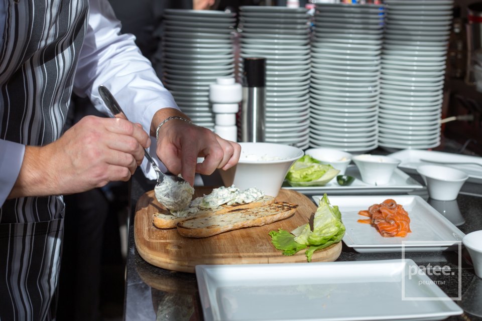 Бутерброд с лососем и огуречным соусом - Шаг 13