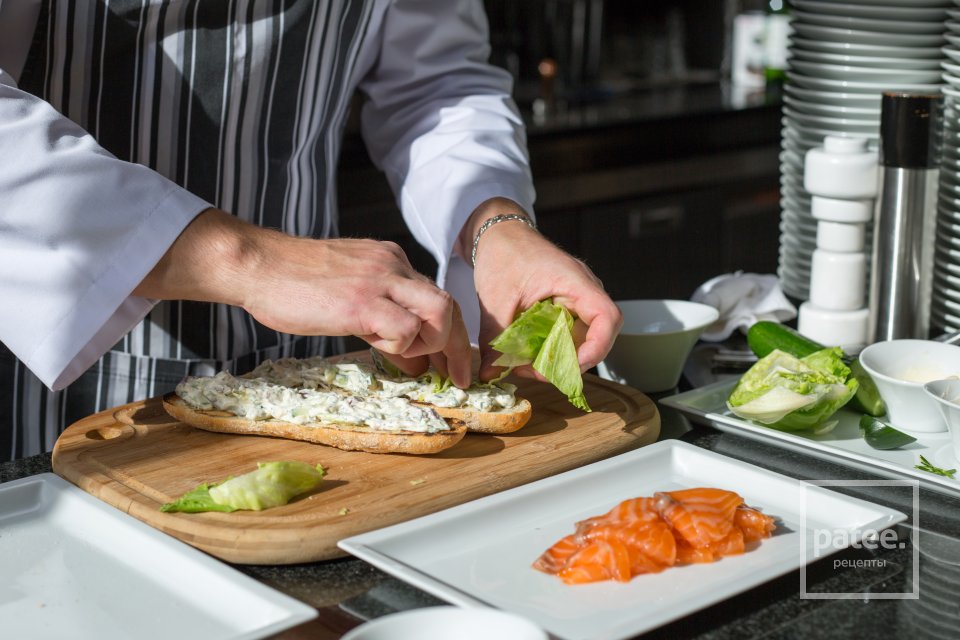 Бутерброд с лососем и огуречным соусом - Шаг 14