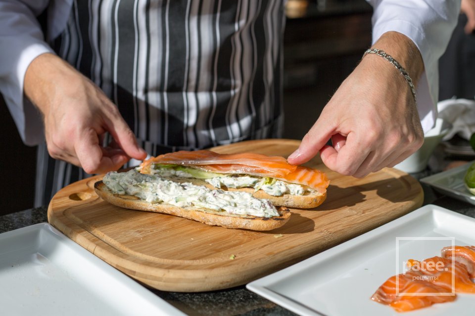 Бутерброд с лососем и огуречным соусом - Шаг 15