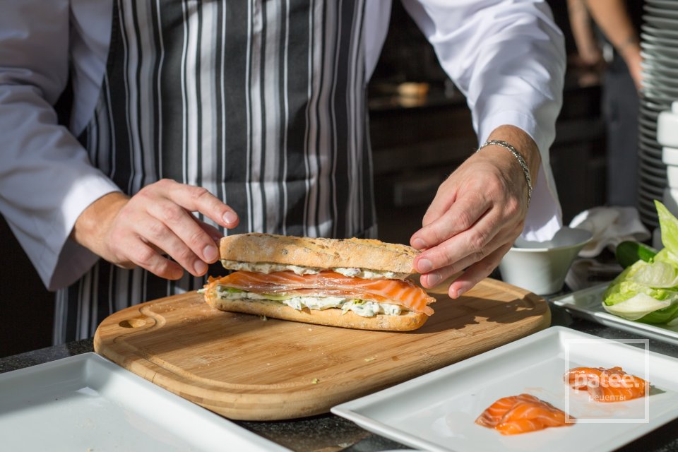 Бутерброд с лососем и огуречным соусом - Шаг 16