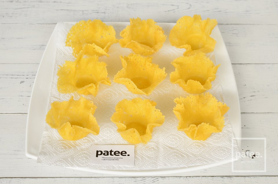 Сырные корзинки с курицей и грибами - Шаг 6