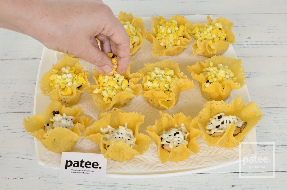 Сырные корзинки с курицей и грибами - Шаг 13