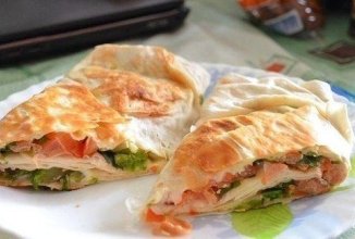 Хрустящий рулет из лаваша с овощами и плавленным сыром