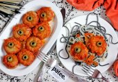 Куриные шарики в красном соусе Глаза на Хэллоуин