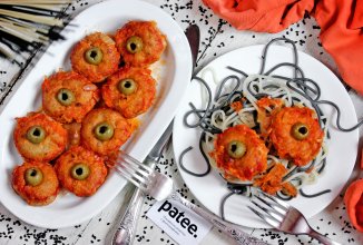 Куриные шарики в красном соусе Глаза на Хэллоуин