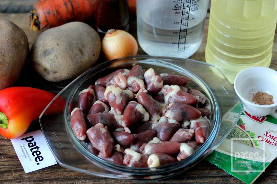 Картофель с куриными сердечками в мультиварке - Шаг 1