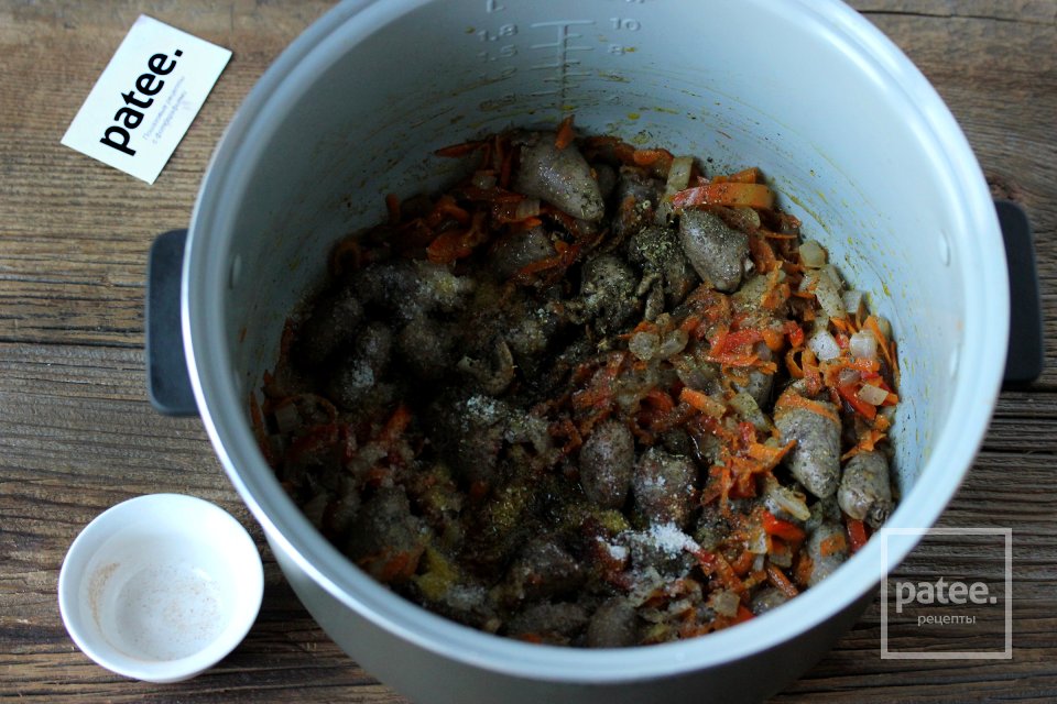 Картофель с куриными сердечками в мультиварке - Шаг 6