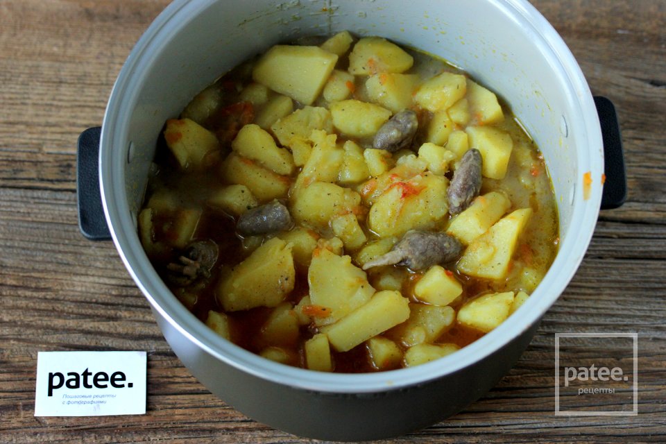 Картофель с куриными сердечками в мультиварке - Шаг 9