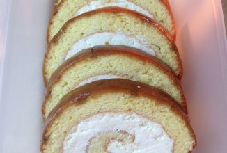 Бисквитный рулет с творогом