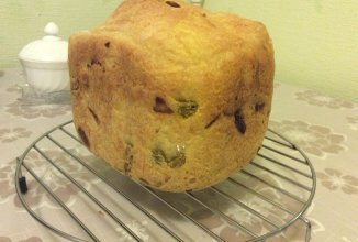 Домашний хлеб с луком и оливками