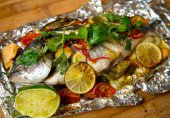 Дорада, запеченная в фольге с овощами