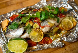 Дорада, запеченная в фольге с овощами