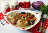 Курица с черносливом  и овощами