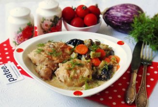 Курица с черносливом  и овощами
