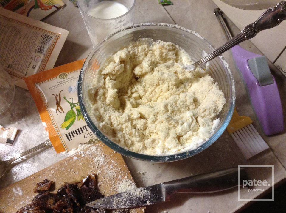 влажный пирог с финиками - Шаг 1