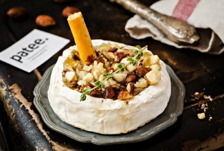 Камамбер с медом, тимьяном и орехами