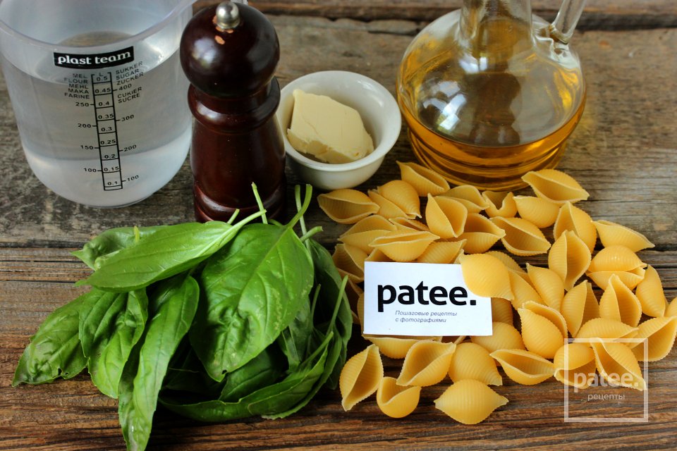 Паста с базиликово-сухарной заправкой - Шаг 1