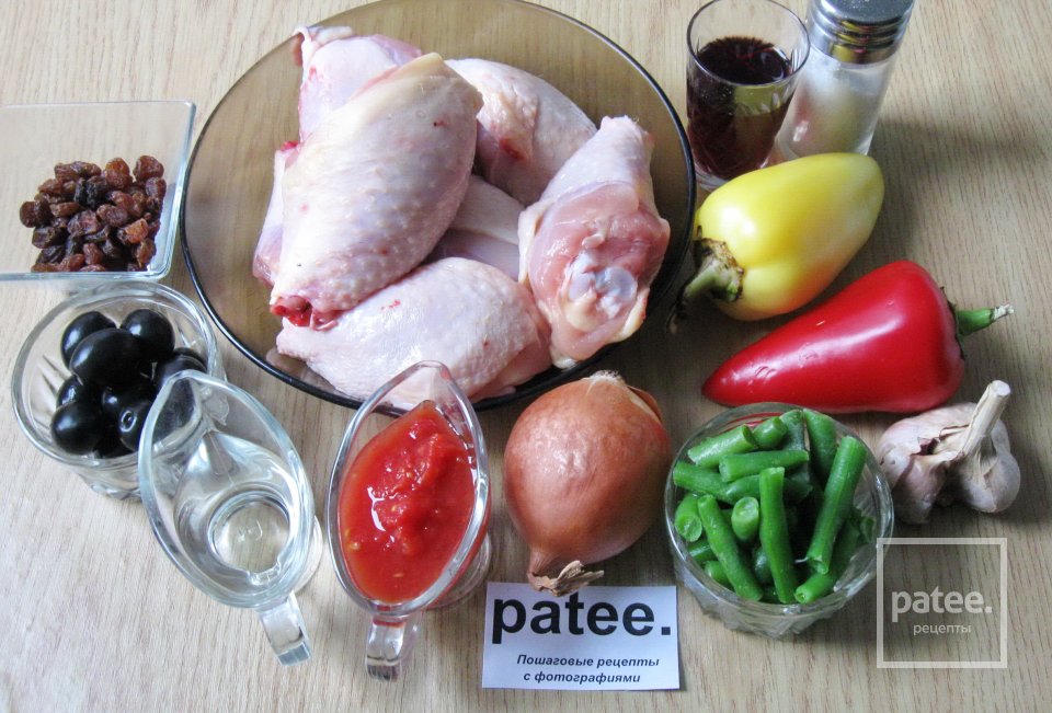 Фрикасе из курицы с красным вином, болгарским перцем и изюмом - Шаг 1