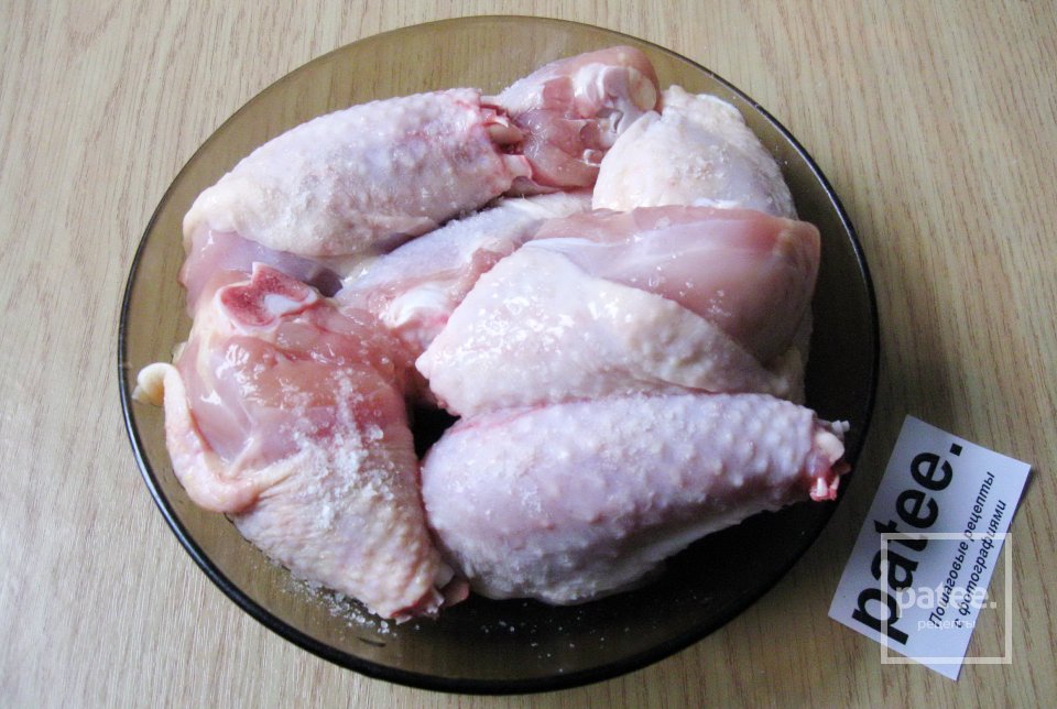 Фрикасе из курицы с красным вином, болгарским перцем и изюмом - Шаг 2