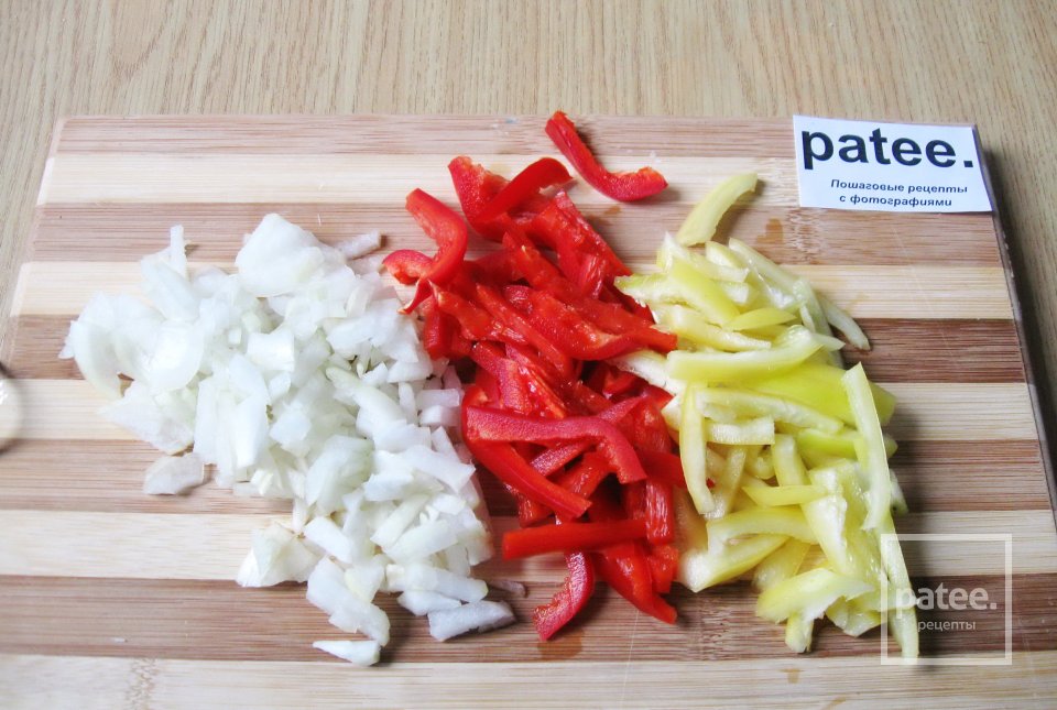 Фрикасе из курицы с красным вином, болгарским перцем и изюмом - Шаг 6