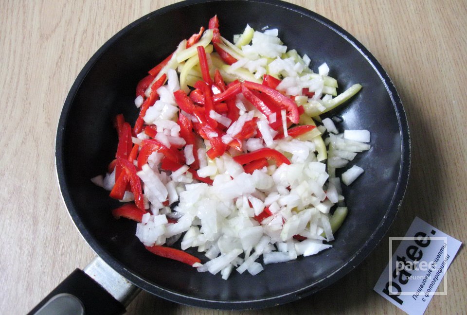 Фрикасе из курицы с красным вином, болгарским перцем и изюмом - Шаг 7