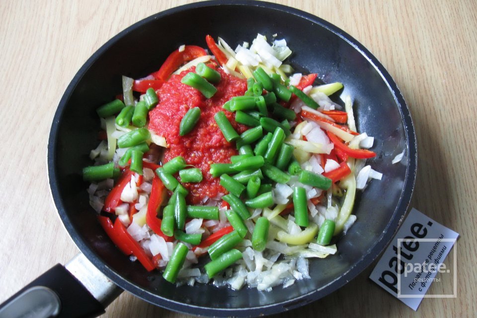 Фрикасе из курицы с красным вином, болгарским перцем и изюмом - Шаг 9