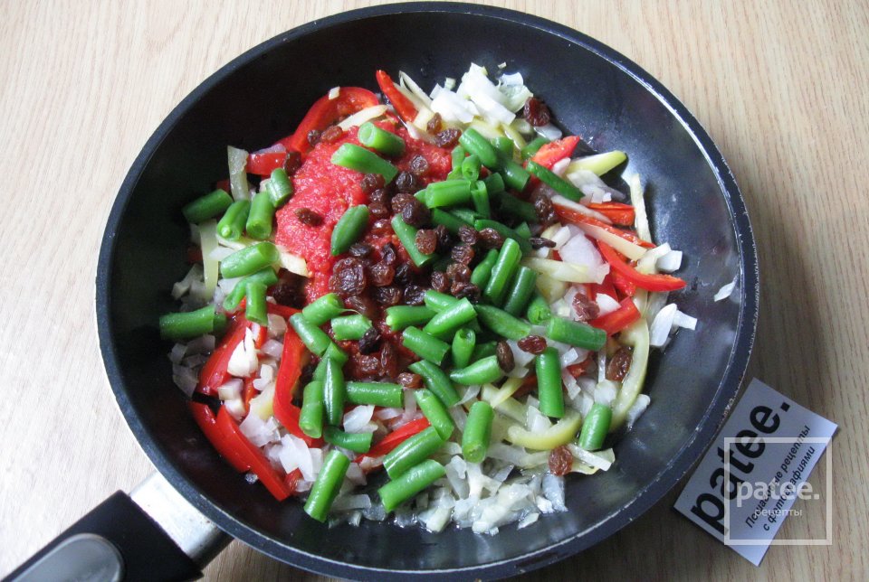 Фрикасе из курицы с красным вином, болгарским перцем и изюмом - Шаг 10