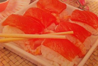 Суши домашние из семги и креветок.