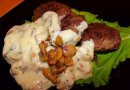 Сочные котлетки с сливочно-грибным соусом