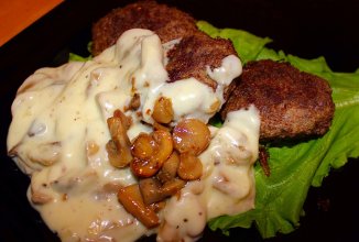 Сочные котлетки с сливочно-грибным соусом