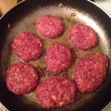 Сочные котлетки с сливочно-грибным соусом - Шаг 2