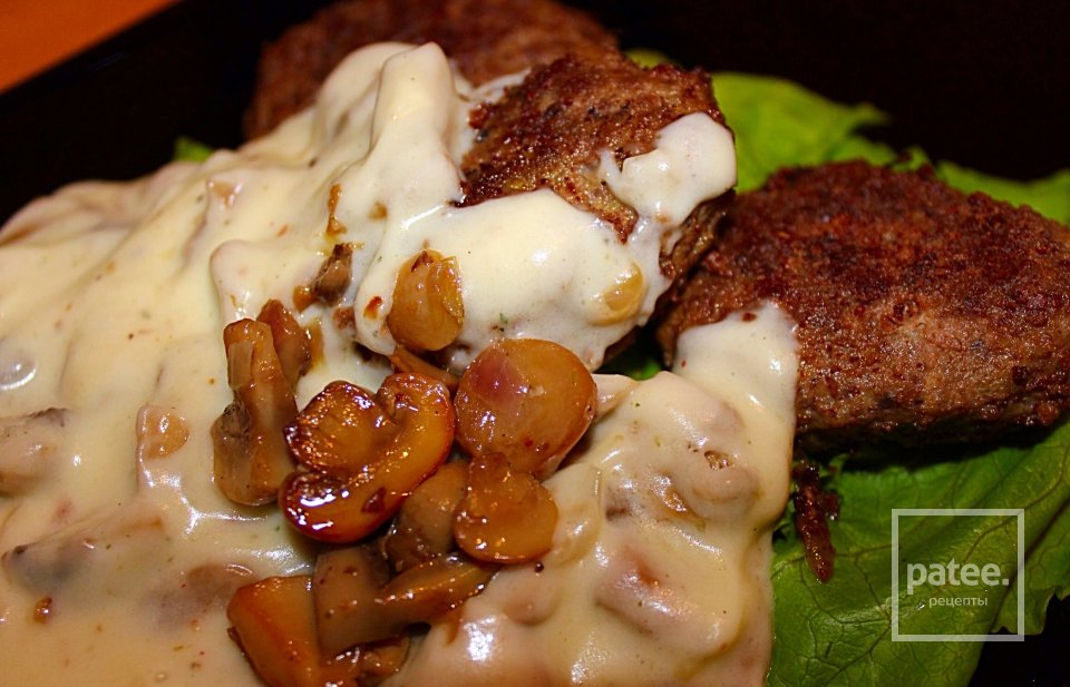 Сочные котлетки с сливочно-грибным соусом - Шаг 4