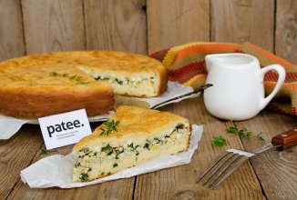 Заливной пирог с яйцом и зеленым луком