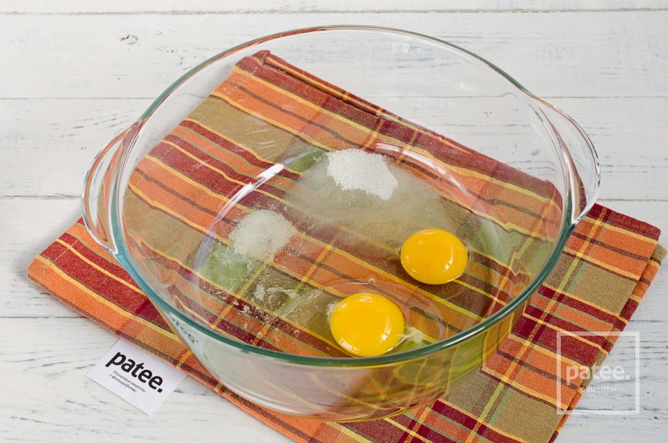 Заливной пирог с яйцом и зеленым луком - Шаг 2