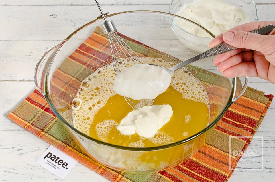 Заливной пирог с яйцом и зеленым луком - Шаг 4