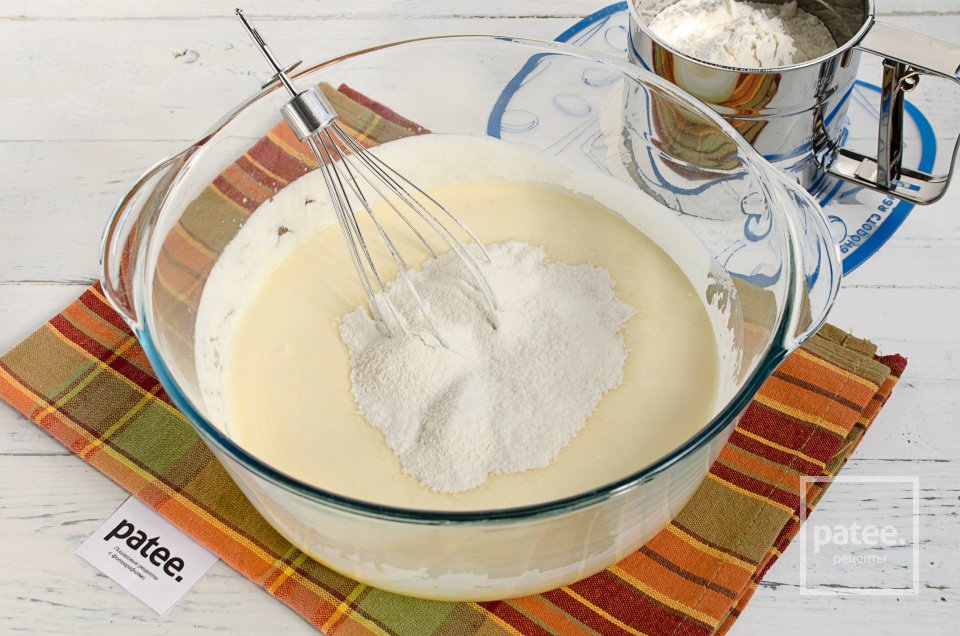 Заливной пирог с яйцом и зеленым луком - Шаг 5